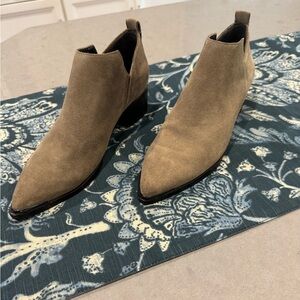 Marc Fisher LTD size 5 1/2 ankle booties.